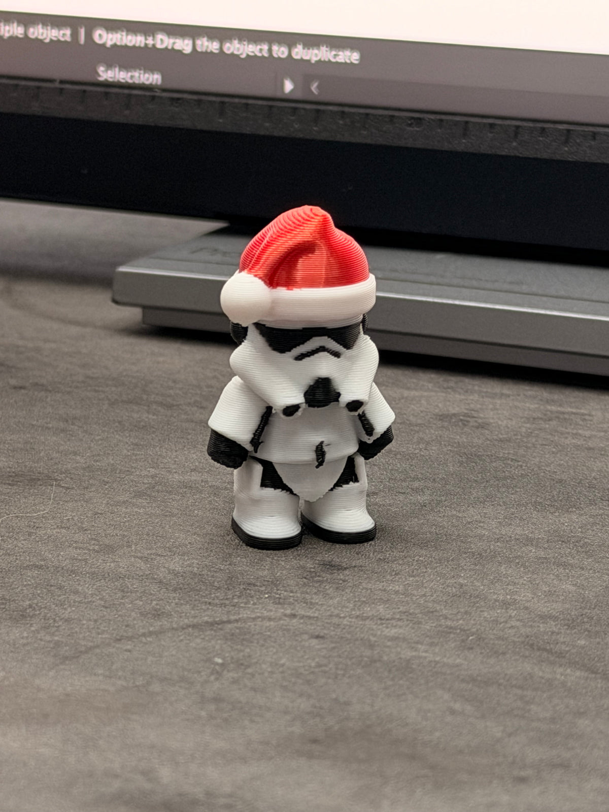 SALG - Stormtrooper silkerød lue